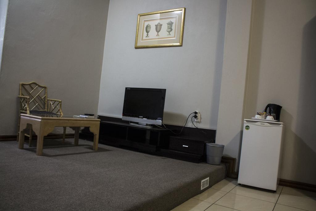 Tassili Lodge Kempton Park Extérieur photo
